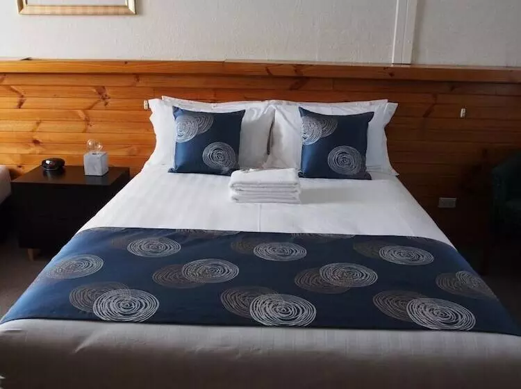 Majestic Motel
