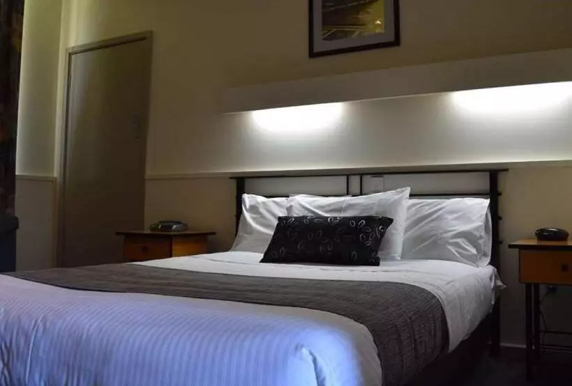 Overlander Hotel Motel