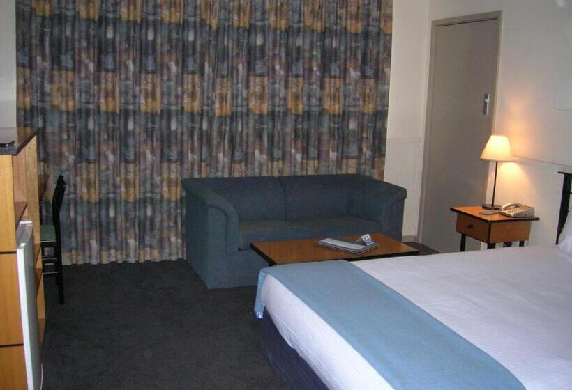 Overlander Hotel Motel