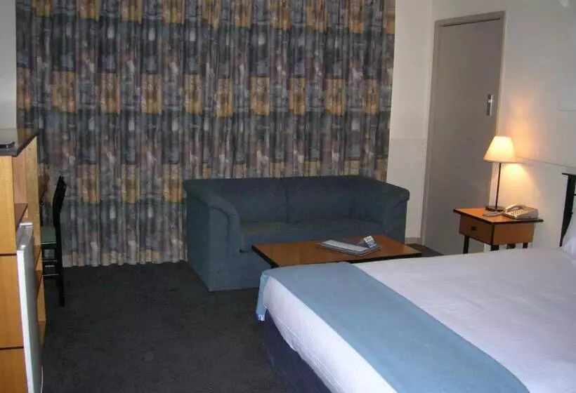 Overlander Hotel Motel