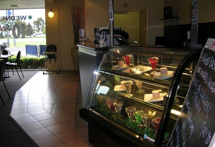 Overlander Hotel Motel