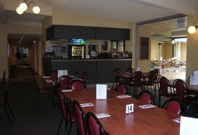 Overlander Hotel Motel