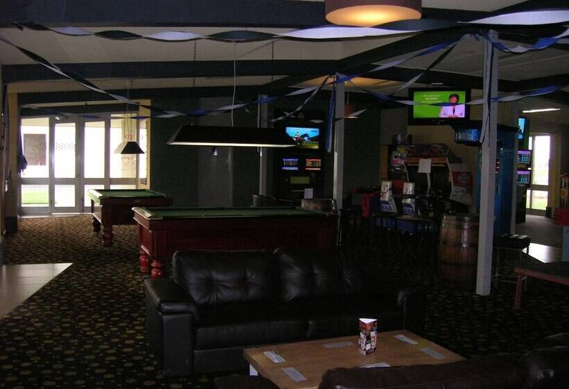 Overlander Hotel Motel