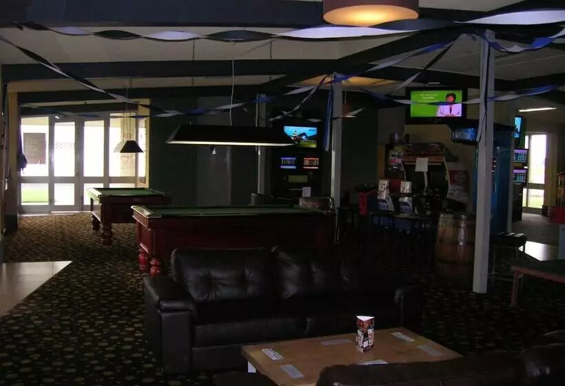 Overlander Hotel Motel