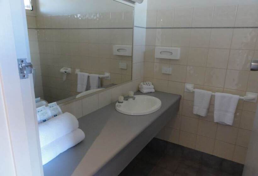 Overlander Hotel Motel