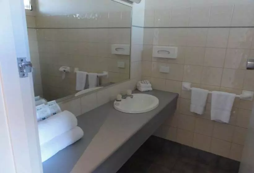 Overlander Hotel Motel