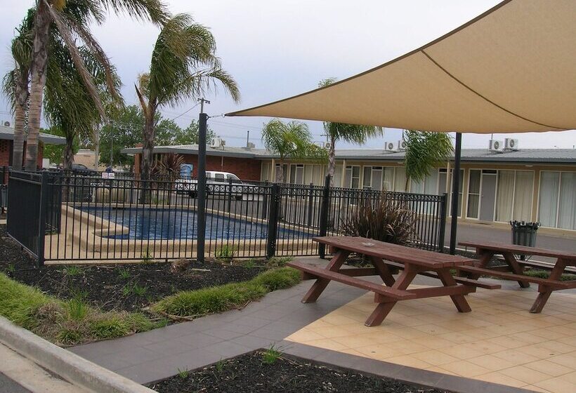 Overlander Hotel Motel