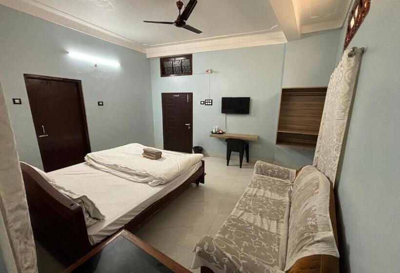 Hotel Piccadilly, Gossaigaon