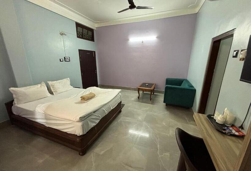 Hotel Piccadilly, Gossaigaon