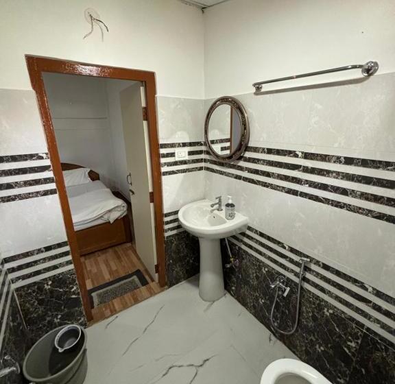 Hotel Piccadilly, Gossaigaon