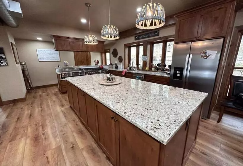 Majatalo Lodge At Forse Mountain Ranch