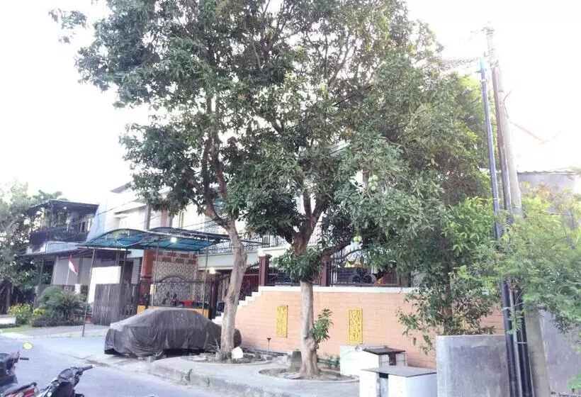 Hotelli Spot On 93880 Guest House Bu Iin Syariah