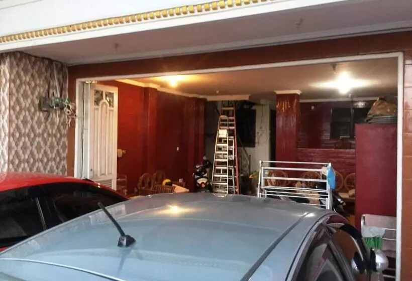 Hotelli Spot On 93880 Guest House Bu Iin Syariah