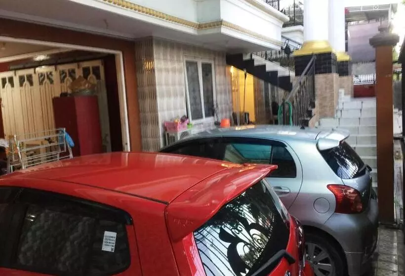 Hotelli Spot On 93880 Guest House Bu Iin Syariah