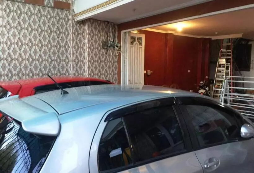 Hotelli Spot On 93880 Guest House Bu Iin Syariah