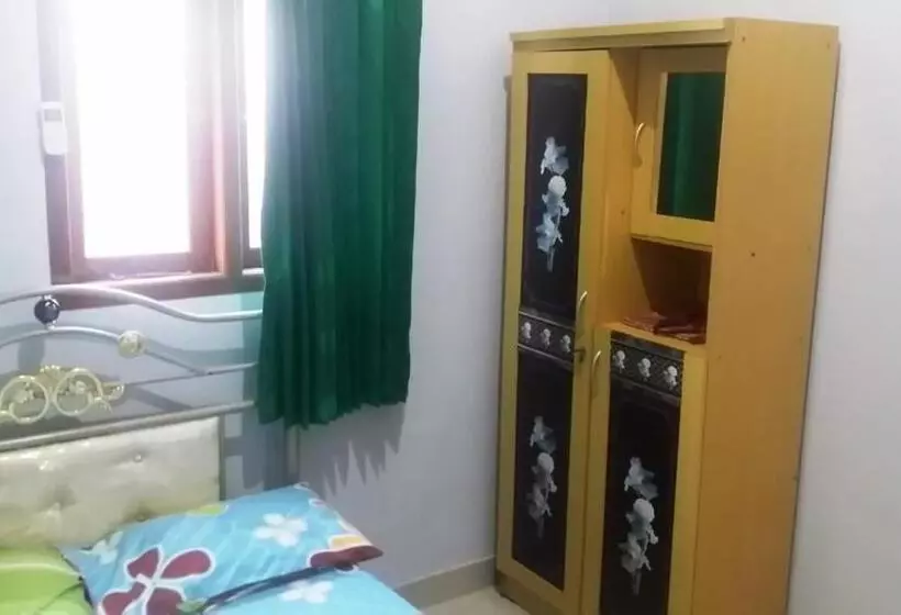 Hotelli Spot On 93880 Guest House Bu Iin Syariah