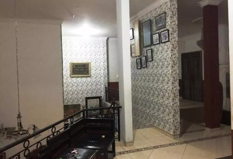 Hotelli Spot On 93880 Guest House Bu Iin Syariah