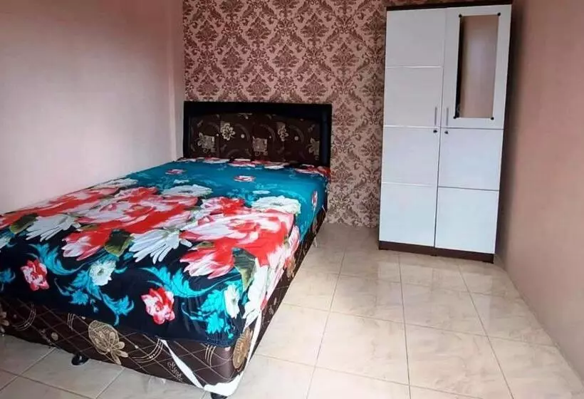 Hotelli Spot On 93880 Guest House Bu Iin Syariah