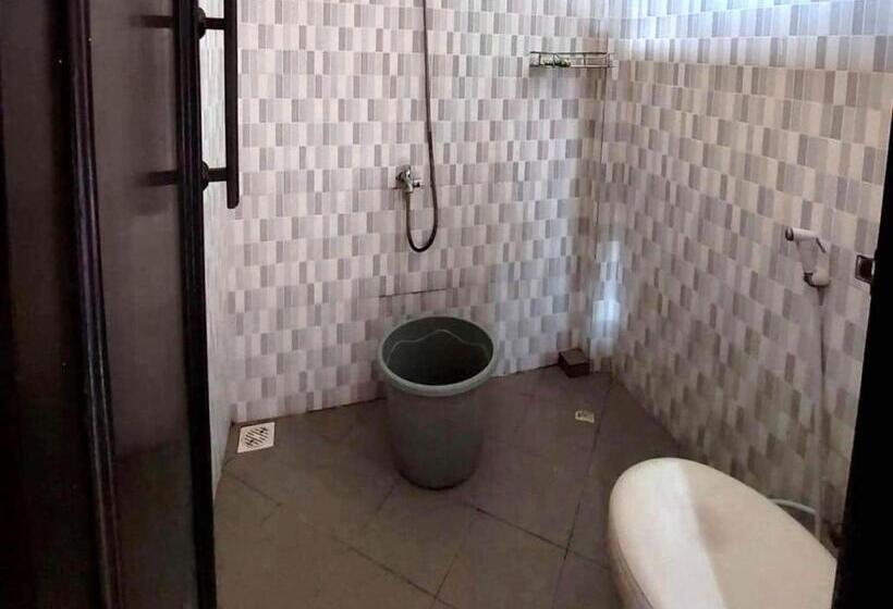 Hotel Spot On 93880 Guest House Bu Iin Syariah