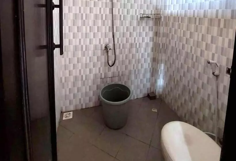 Hotelli Spot On 93880 Guest House Bu Iin Syariah