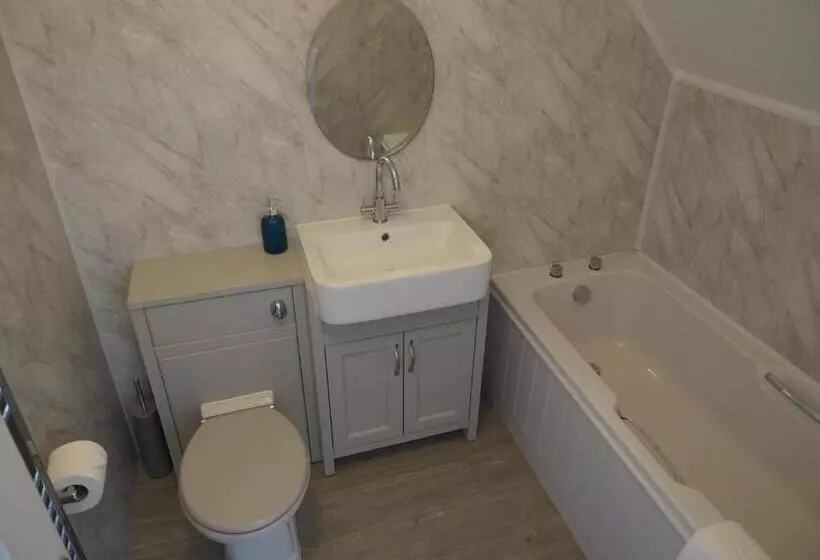 هتل The Pavilion Bisley