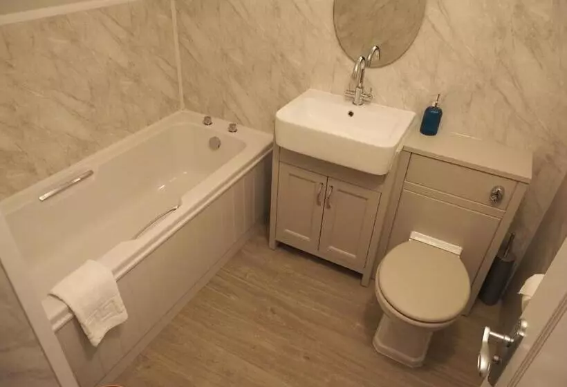 هتل The Pavilion Bisley