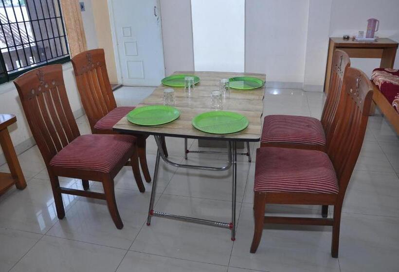 Hotelli Vinayaka Deluxe Lodge