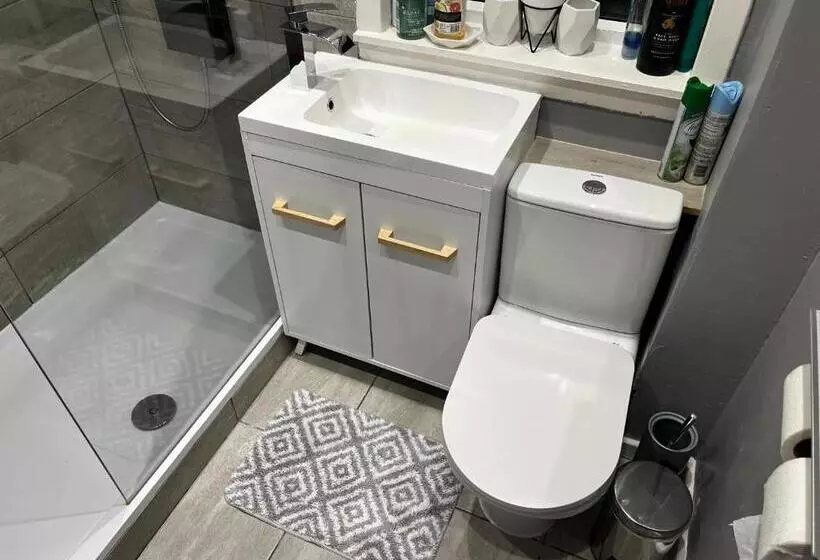 Majatalo Mini Hotel With Home Facilities In Hamilton West