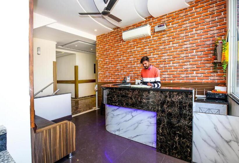 Отель Woodcrust Lodge