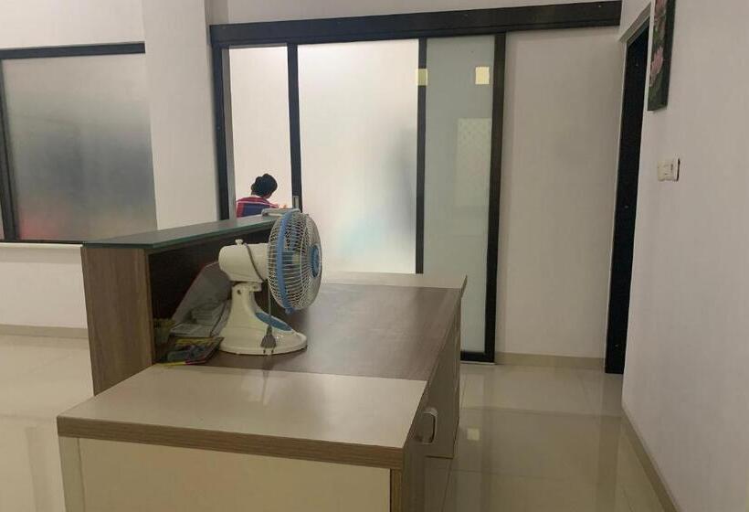 ホテル Oyo 93876 Athirah Kost