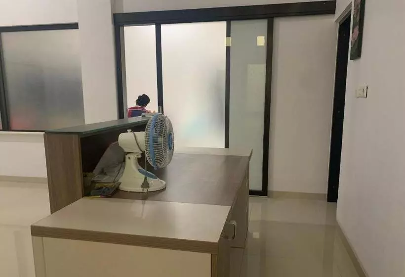 ホテル Oyo 93876 Athirah Kost