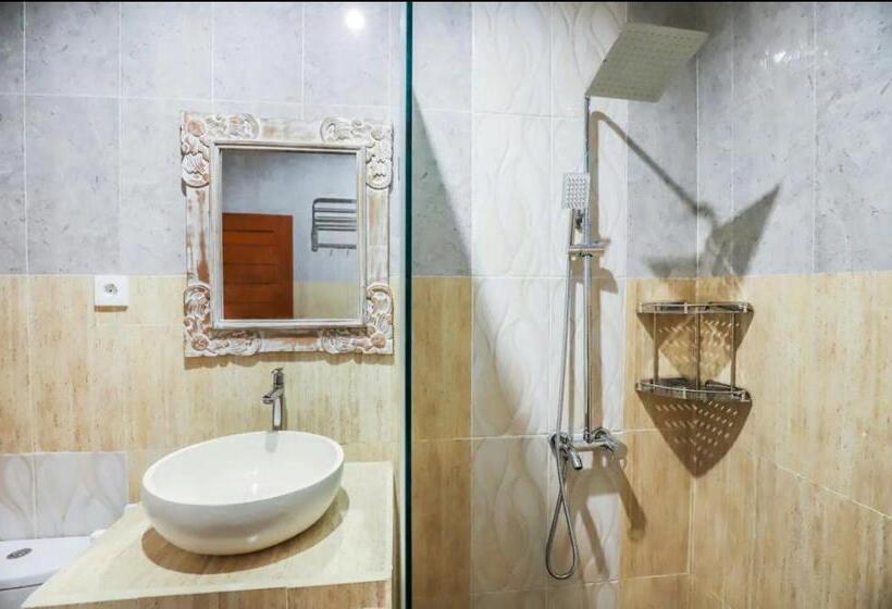 פנסיון Modern Room W/ Desk, Office Chair & Kitchenette /2