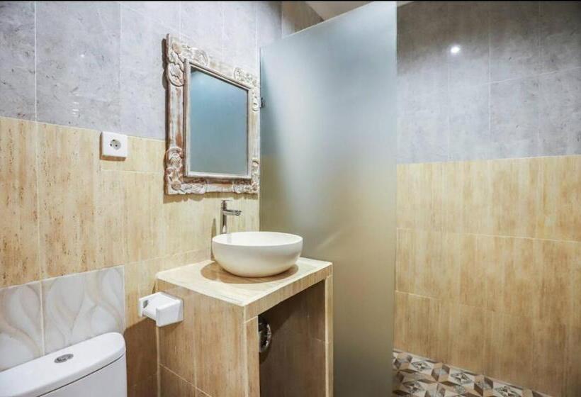 פנסיון Modern Room W/ Desk, Office Chair & Kitchenette /2