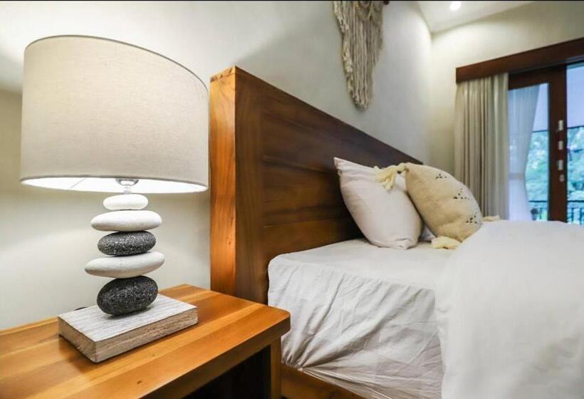 פנסיון Modern Room W/ Desk, Office Chair & Kitchenette /2