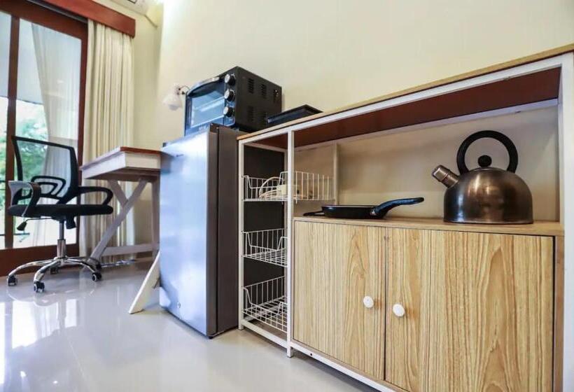 פנסיון Modern Room W/ Desk, Office Chair & Kitchenette /2