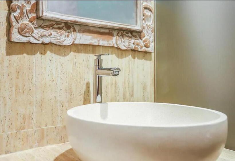 פנסיון Modern Room W/ Desk, Office Chair & Kitchenette /2