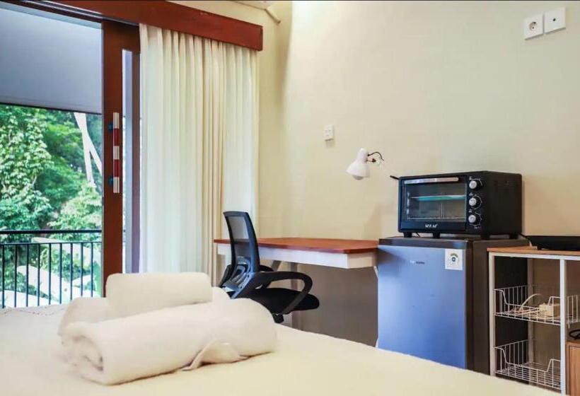 פנסיון Modern Room W/ Desk, Office Chair & Kitchenette /2