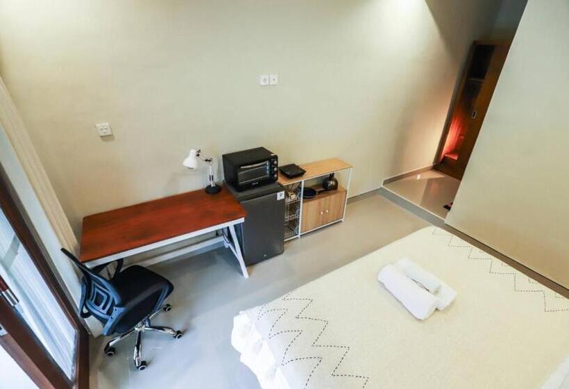 פנסיון Modern Room W/ Desk, Office Chair & Kitchenette /2