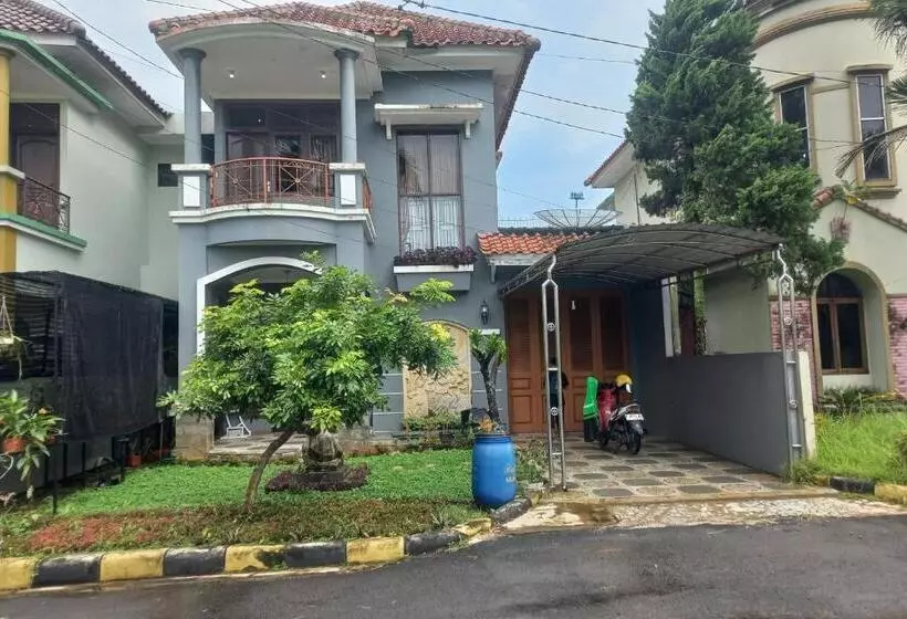 Hotelli Oyo 93820 Salma Homestay Syariah