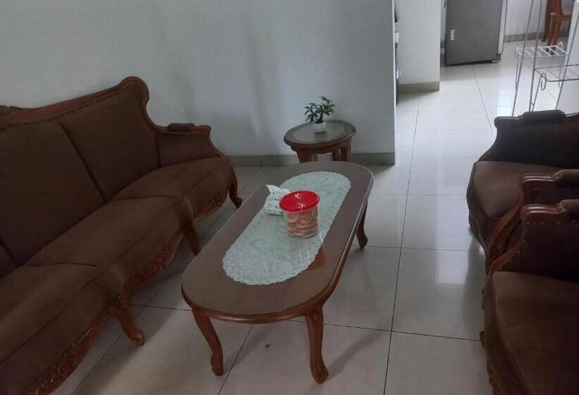 Otel Oyo 93820 Salma Homestay Syariah