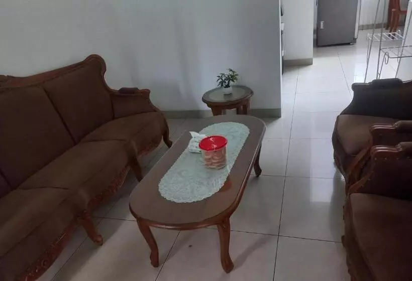 Hotelli Oyo 93820 Salma Homestay Syariah