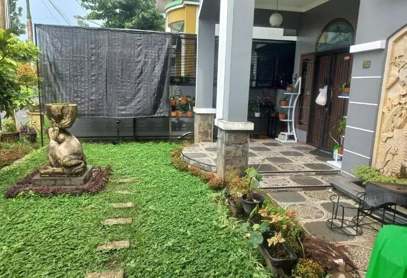 Hotelli Oyo 93820 Salma Homestay Syariah