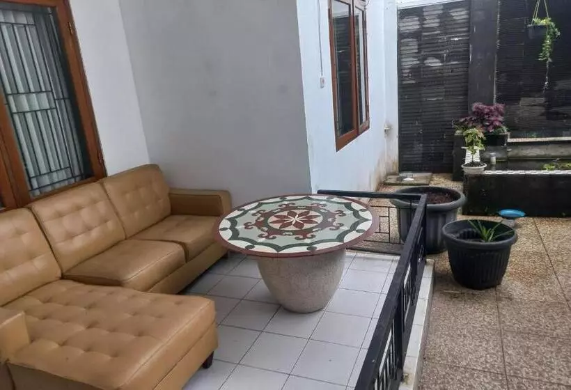 Hotelli Oyo 93820 Salma Homestay Syariah