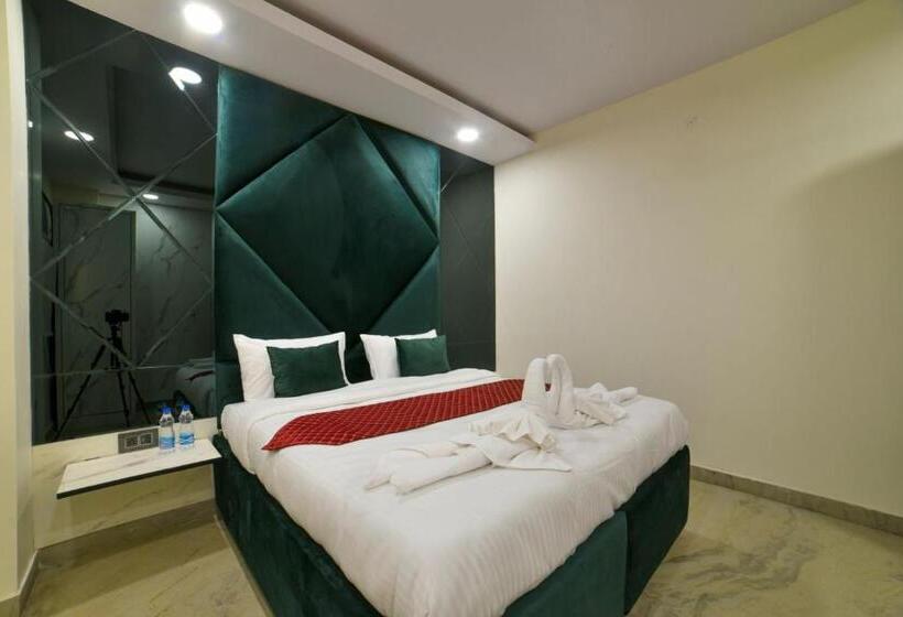 هتل The Twenties Kamla Nagar