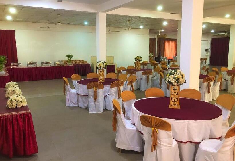 فندق Pugoda Village