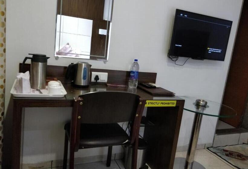 酒店 Royal Shelter Vapi