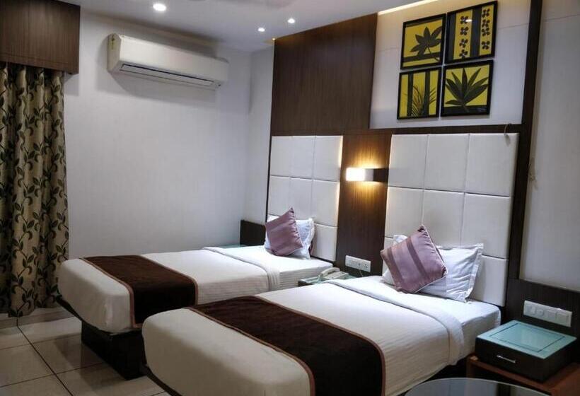 酒店 Royal Shelter Vapi