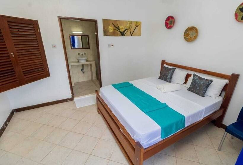 בית מלון כפרי The Pontoons Nyali A103