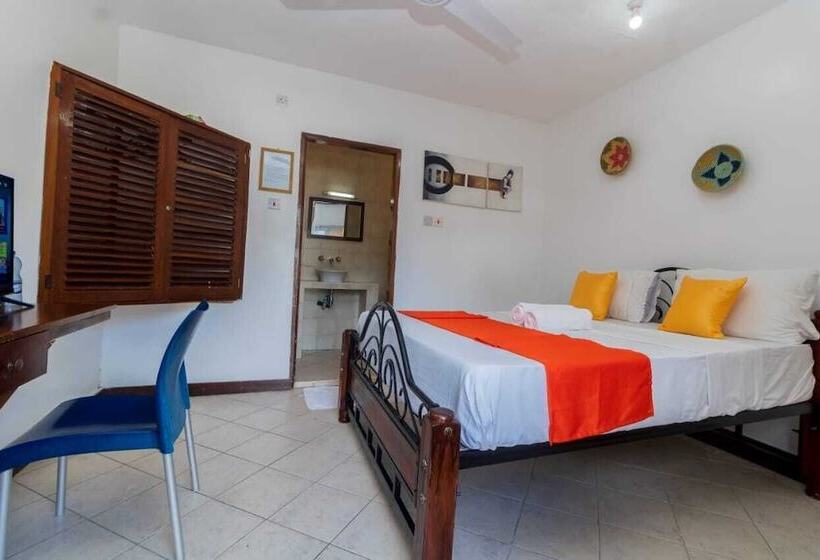 בית מלון כפרי The Pontoons Nyali A103