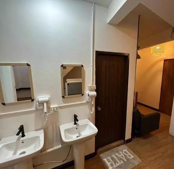 Thai Siwilai Hostel By Tcd